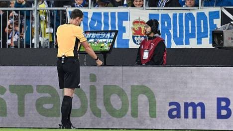 Schiedsrichter Richard Hempel entschied nicht auf Elfmeter