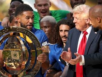 Bei der Übergabe des Klub-WM-Pokals an die Spieler des FC Chelsea kam es zu einer kuriosen Szene mit US-Präsident Donald Trump. Blues-Coach Enzo Maresca erzählt sichtlich erheitert davon.