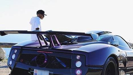 Lewis Hamilton nennt ein ganz besonders luxuriöses Geschoss sein Eigen.