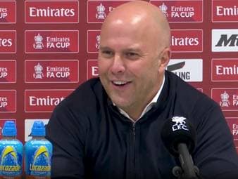 Nach seiner Leistung gegen Manchester United hagelte es Kritik für Trent Alexander-Arnold. Trotz hartnäckiger Wechselgerüchte stellte sich Trainer Arne Slot nun vor seinen Schützling!