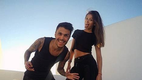 Leonardo Bittencourt und seine Verlobte Saskia blödeln auf einer Dachterrasse herum