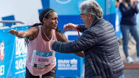 Tigist Assefa aus Äthiopien gelingt beim Berlin-Marathon Historisches
