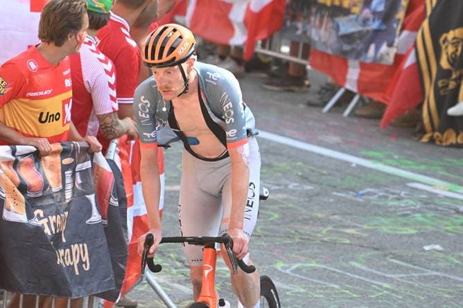 Tour-Profi fuhr mit gebrochenen Rippen