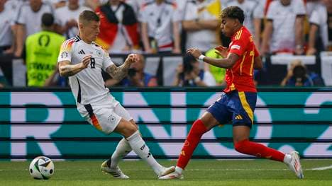 Toni Kroos trifft Lamine Yamal auf dem Fuß