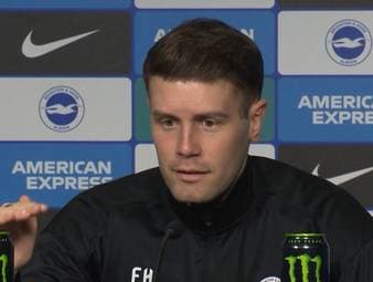 Brighton & Hove Albions Cheftrainer Fabian Hürzeler äußert sich vor dem Spiel gegen Arsenal zum Umgang mit den Standards der Gunners und kritisiert, dass sie dabei häufig viel Zeit von der Uhr nehmen.