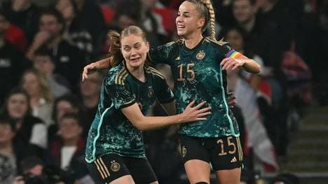 Giulia Gwinn (r.) und Sjoeke Nüsken sind Teil einer Doku