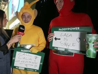 SPORT1-Moderatorin Jana Wosnitza interviewt eine Gruppe von verkleideten Darts-Fans. "Teletubby" Lala ist auf romantischer Mission im Ally Pally und sucht seine bessere Hälfte.