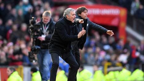 Jose Mourinho (vorne) und Antonio Conte während einem Premiere-League-Spiel 