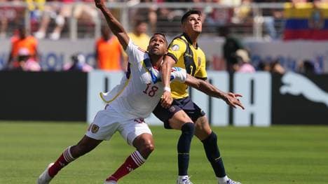 Piero Hincapie (r.) unterliegt mit Ecuador