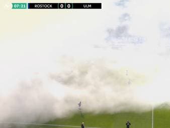 Die Fans von Hansa Rostock vernebeln im Heimspiel gegen den SSV Ulm das gesamte Stadion und sorgen für eine Spielunterbrechung.