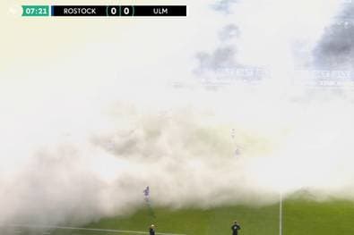 Irrer Pyro-Nebel legt Spiel lahm