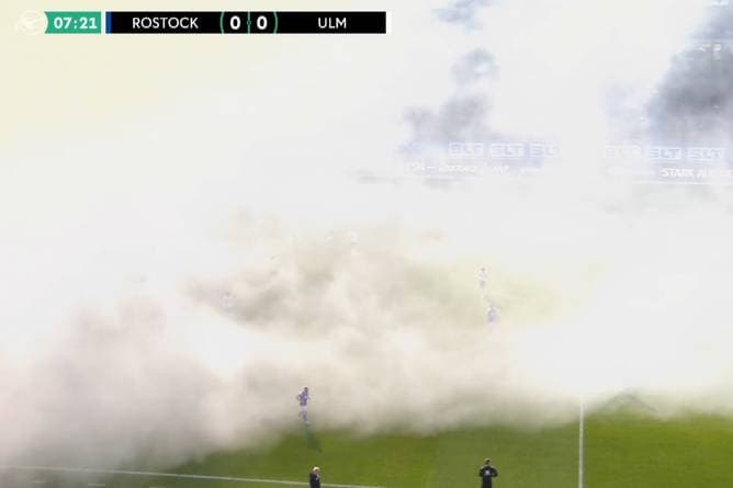 Irrer Pyro-Nebel legt Spiel lahm