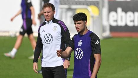 Aleksander Pavlovic (r.) steht bei Julian Nagelsmann hoch im Kurs