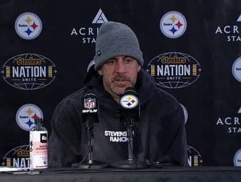 Der 44-jährige Quarterback Aaron Rodgers von den Pittsburgh Steelers spricht auf der Pressekonferenz über sein mögliches Karriereende.