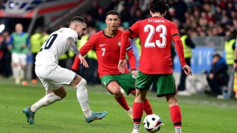 Cristiano Ronaldo (m.) führt Portugal als Kapitän zur EM 2024