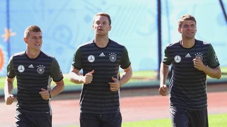 Toni Kroos (l.) und Manuel Neuer (M.) wurden für die Weltfußballer-Wahl nominiert