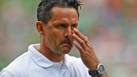 Nach seiner Entlassung beim FC Augsburg sieht sich Dirk Schuster mit wilden Gerüchten konfrontiert