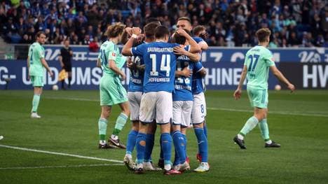 Hoffenheim feiert das 1:0 durch ein Eigentor von Alex Kral