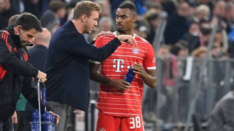 Julian Nagelsmann gibt Ryan Gravenverch Anweisungen