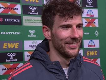 Eine Reporterin spricht Leon Goretzka nach dem Sieg in Bremen mit falschem Vornamen an. Der Nationalspieler reagiert gelassen. 