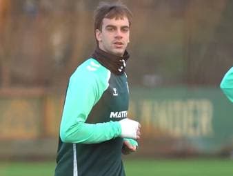 Hat Werder Bremen endlich seine Sturmlösung gefunden? Jovan Milošević kommt leihweise vom VfB Stuttgart und ist in der Bundesliga noch ein unbeschriebenes Blatt. Bei seiner vorherigen Station sorgte der großgewachsene Stürmer jedoch für Furore.