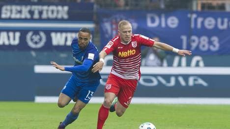 Regensburg (mit Alexander Nandzik, r. gegen Sidney Sam) und Bochum beendeten die Saison jenseits von Gut und Böse