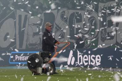 Minutenlang geht gar nix! Anpfiff zum Topspiel sabotiert