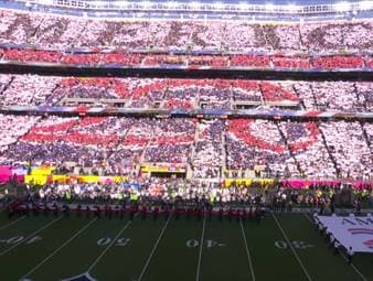 Vor Beginn des Super Bowls LX wird der diesjährige 250. Geburtstag der Vereinigten Staaten von Amerika besonders gewürdigt. Zu Brandi Carliles Performance von "America the Beautiful" erstreckt sich eine Mega-Choreo über das gesamte Levi's Stadium.