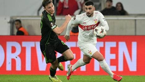 Deniz Undav (r.) ist mit Stuttgart weiter im Rennen