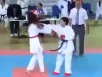 Nach einem Karate-Kampf in Georgien kam es zu einer unschönen Szene. Eine Frau aus Armenien schlug ihrer Kontrahentin während der Fair-Play-Geste ins Gesicht.
