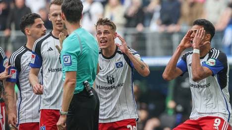 Sebastian Schonlau, Miro Muheim und Robert Glatzel (alle HSV) diskutieren mit dem Schiedsrichter