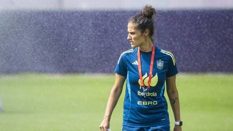 Spaniens Coach Montserrat Tommé stimmt ihr Team auf das EM-Viertelfinale gegen die Schweiz ein