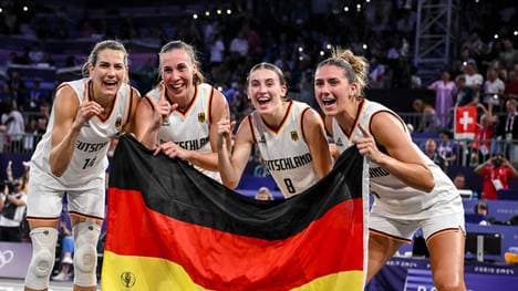 Sonja Greinacher, Svenja Brunckhorst, Elisa Mevius und Marie Reichert sind Olympiasiegerinnen