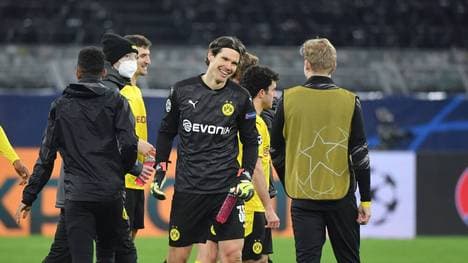 Torwart Marwin Hitz (M.) spielt seit 2018 für Borussia Dortmund