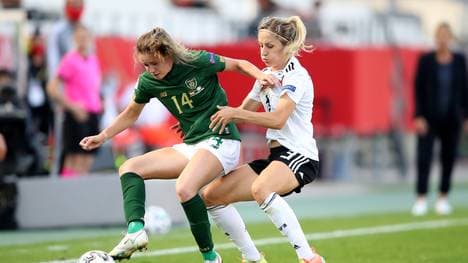 Kathrin Hendrich (re.) attackiert die Irin Heather Payne (li.) im Hinspiel zwischen Deutschland und Irland