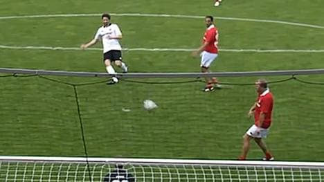 Ex Nationalspieler Arne Friedrich (l.) sorgt kurz vor dem Ende für die Entscheidung