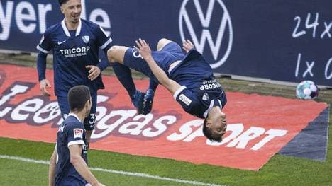 Robert Tesche (R) feiert seinen späten Siegtreffer