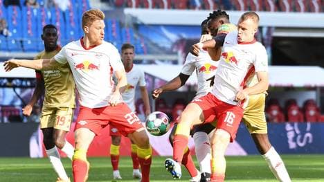 Lukas Klostermann (r.) muss operiert werden