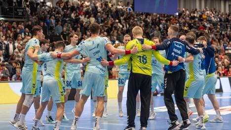 Die Mannschaft des VfL Gummersbach feiert den Sieg gegen den Bergischer HC