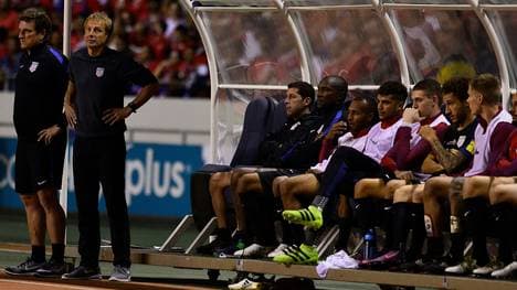 Jürgen Klinsmann (2.v.l.) kassierte mit den USA die zweite Niederlage