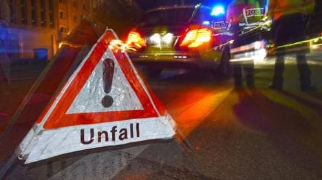 Bei Unfällen auf Kreuzungen gelten die Abbiegeregelungen - auch wenn ein Beteiligter verbotenerweise überholt