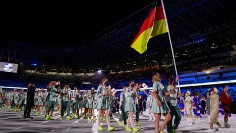 In Tokio trugen Ludwig und Hausding die Fahne