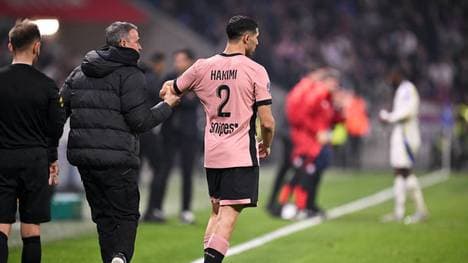 Achraf Hakimi wird von seinem Trainer zusammengefaltet 