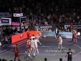 Die Highlights der Partie FC Bayern München Basketball gegen Fitness First Würzburg Baskets im Video.
