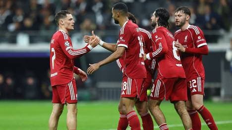 Gakpo bedankt sich bei Wirtz für den Assist zum 4:1