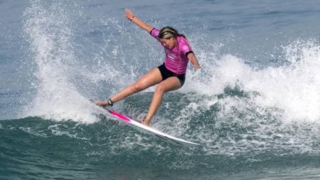 Camilla Kemp surft im Sommer bei Olympia