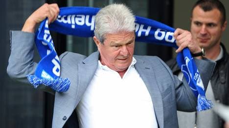 Dietmar Hopp legt sich einen Schal von 1899 Hoffenheim um