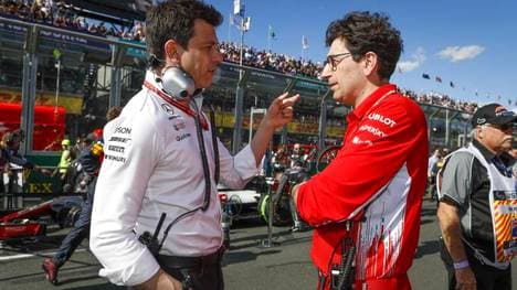 Mattia Binotto, damals noch für Ferrari tätig, im Gespräch mit Toto Wolff