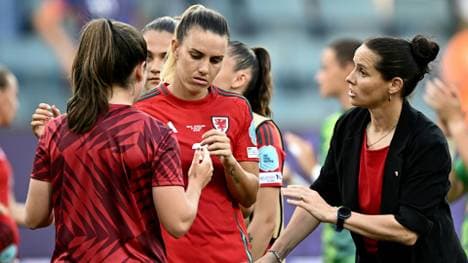 Wales-Trainerin Rhian Wilkinson (r.) mit ihrem Team