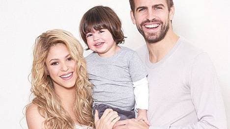 Eine glückliche kleine Familie: Gerard Pique im Kreise seiner Liebsten.